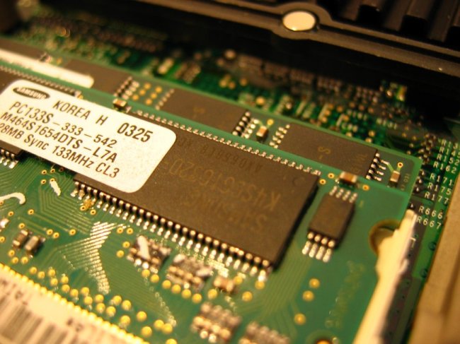 ¿Cuáles son los principales componentes hardware de un router?